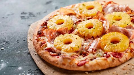 Foods To Draw, Pineapple On Pizza, History Of Pizza, Pineapple Pie, Supreme Pizza, Hot Cheese, Pineapple Pizza, Artisan Pizza, Pizza Day