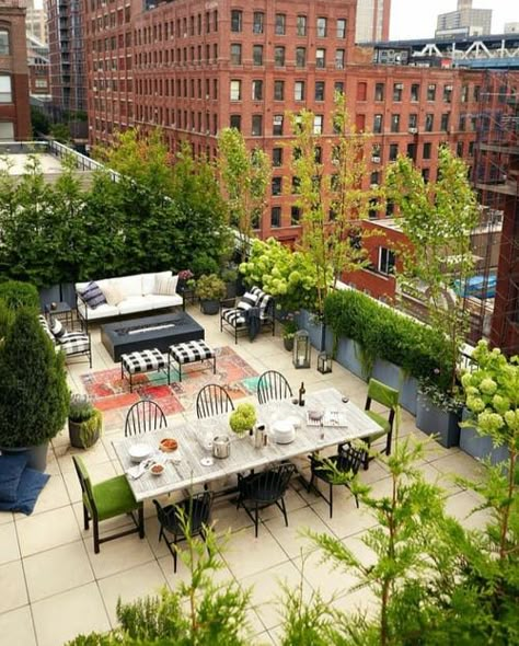 If you are looking for eco-friendly options to revamp your terrace, check out some of the Nicest Rooftop Garden Ideas displayed below! Penthouse Garden, Rooftop Decor, Rooftop Ideas, Roof Top Garden, Rooftop Patio Design, Rooftop Dining, Roof Garden Design, Terrasse Design, Green Terrace