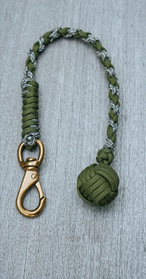 Monkey Fist Keychain, Paracord Zipper Pull, Monkey Fist Knot, Paracord Projects Diy, Mini Monkey, Simpul Makrame, Paracord Bracelet Patterns, Paracord Bracelet Tutorial, Paracord Braids