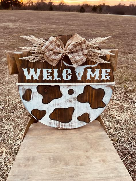 Round Wooden Wedding Signs, Cowhide Welcome Sign, Western Front Door Sign, Cow Signs Diy, Boho Door Sign, Cow Print Door Sign, Country Welcome Signs, Diy Western Signs, Western Welcome Sign Front Door