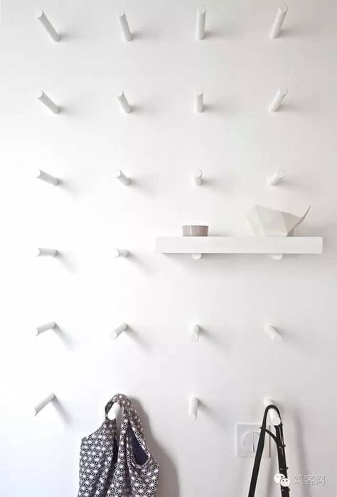 Peg Wall, Wall Gallery, White Wall, Retail Design, Decoration Design, 인테리어 디자인, Diy Inspiration, White Walls, Coat Rack