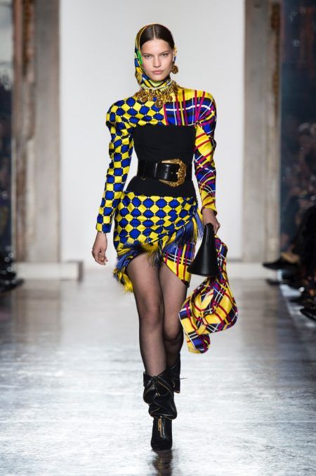 Versace | Fall / Winter 2018 | Runway Versace Clothes Women, Winter Maternity Outfits, Tartan Fashion, 2018 Runway, Colorful Outfit, Runway Fashion Couture, Fashion Week 2018, Versace Fashion, Italy Fashion