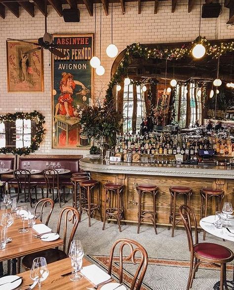 Bistro Decor, Restaurant Vintage, Italian Bar, Restaurant Bar Design, Bookstore Cafe, Framed Mirrors, Rustic Restaurant, Hotel Concept, French Restaurants