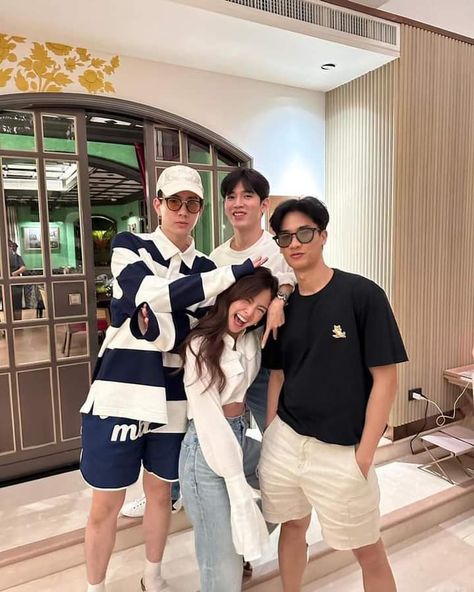 Poses With Brother, 4 Friends Pictures, Sisters Goals, Four Friends, 2 Best Friends, Girl Drama, Sibling Poses, Best Friend Couples, Korean Best Friends