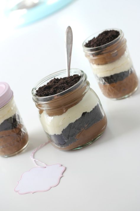 Jar Cakes Recipes, Treats In A Jar, Dirt Cakes, Dirt Cups Dessert, Cake In Jar, Mason Jar Baking, Oreo Dirt Cake, Cheesecake Mousse Recipe, Mason Jar Cakes