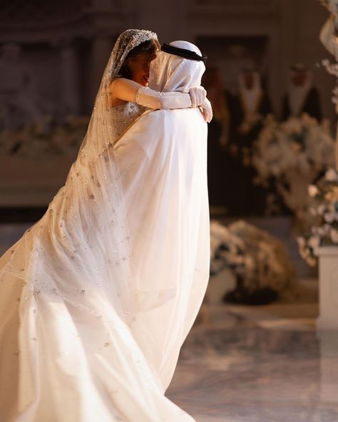 A queen in white 🤍✨ | Instagram White Engagement Dresses, Arabian Wedding, Dream Wedding Reception, White Instagram, Bride Looks, Arab Style, Second Dress, Arab Wedding, Wedding Picture Poses