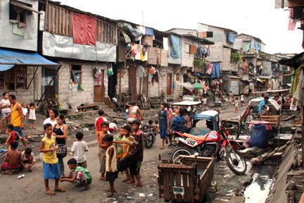 Poverty in other countries is not comparable to the poverty in the US. As we see in this picture how families have to live in slums and even bathe in dirty water every day of their lives. According to UNICEF more than 22,000 children die from poverty each day.  Pictures like these allow people to understand and get a sense of what it is like to truly live in poverty. Poverty Photography, What Is Poverty, Country Photography, Poor Family, Poor Countries, Jesus Images, Poor People, Third World, Photo Essay