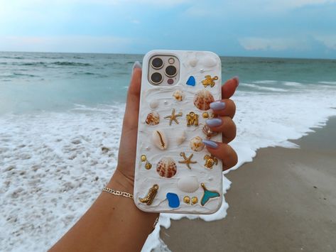 Handmade shell phone case🐚🐳 Things To Make Crafts, Shell Phone Case, Shell Phone, Phone Inspo, Hollywood Fl, Gold Charms, Silicone Phone Case, Beach Days, Sea Shell