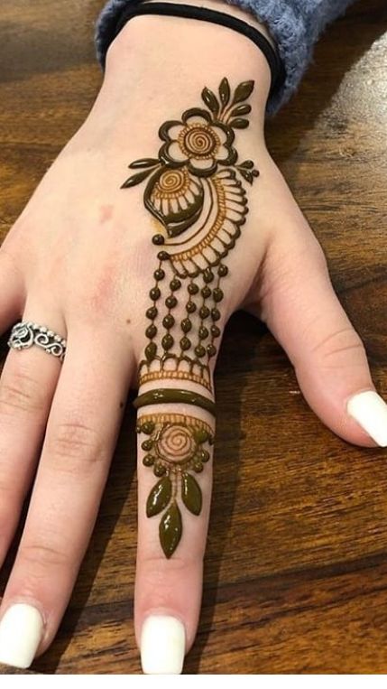 Henna Bail, Mehndi Designs For Boys, Mini Henna Designs, Henna Designs New, Minimalistic Mehendi, Hands Henna Designs, Fingers Henna, Henna Design Ideas, Front Mehndi