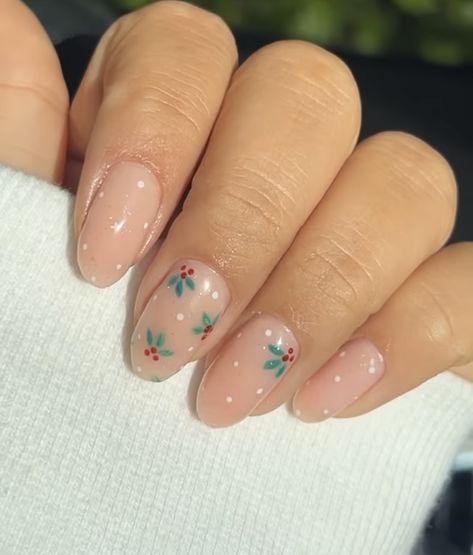 Christmas holly chic nails Early Holiday Nails, Christmas Shalac Nails, Almost Christmas Nails, Classy Simple Christmas Nails, Simple Nail Designs Christmas Short, Peru Inspired Nails, Mistletoe Nails Simple, Simple Nail Art Winter, Christmas Nails Holly Leaf