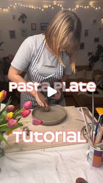 How To Make Pottery Plates, Pottery Plates Ideas, Clay Crafts Tutorial, Diy Ceramic Plate, Hand Building Pottery Ideas, Ceramic Tutorials, Ceramic Videos, Glazing Pottery, How To Make Ceramic