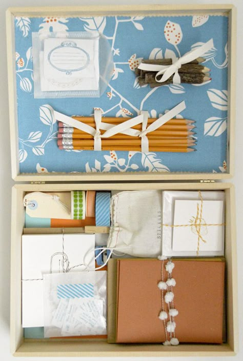 Make a letter writing kit! Great gift for a long distance friend or loved one Weekend Projects Diy, Letter Writing Kit, Lovely Letter, How To Make Letters, Letter Diy, Diy Stationary, Playful Learning, Pen Pals, Pen Pal