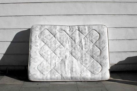 40 Things You Can Do With an Old Mattress - Hobby Lesson Industrial Couch, Bed Spring Ideas, Easy Primitive Crafts, Bed Spring Crafts, Diy Mattress, Diy Daybed, Bed Spring, Caring For Others, Cheap Mattress