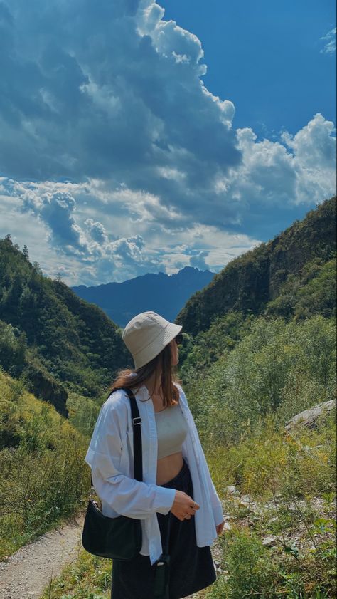 Outfit Ideas For Nature Trip, Pic Ideas In Nature, Sagada Outfit Ideas, Mountain Photoshoot Outfit Ideas, Mountains Outfit Ideas, Pose With Mountain, Pics Ideas In Mountain, Nature Poses Instagram, Dress For Mountain Trip