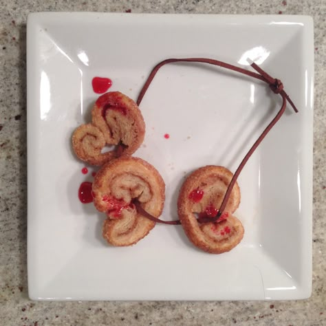 Ear-necklace cookies. Inspired by Daryl Dixon's necklace from The Walking Dead. #TWD #zombie Twd Food Ideas, Twd Birthday Party, Twd Scrapbook, Twd Birthday, Nana Cake, Halloween Baking Ideas, Holiday Treat Bags, Zombie Halloween Party, Dreamcore Aesthetic