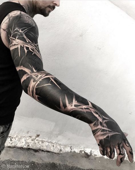 Black Out Tattoo, Voll Arm-tattoos, Tatuaje Trash Polka, Black Sleeve Tattoo, Thorn Tattoo, Tattoo Band, Blackout Tattoo, Full Arm Tattoos, Muster Tattoos