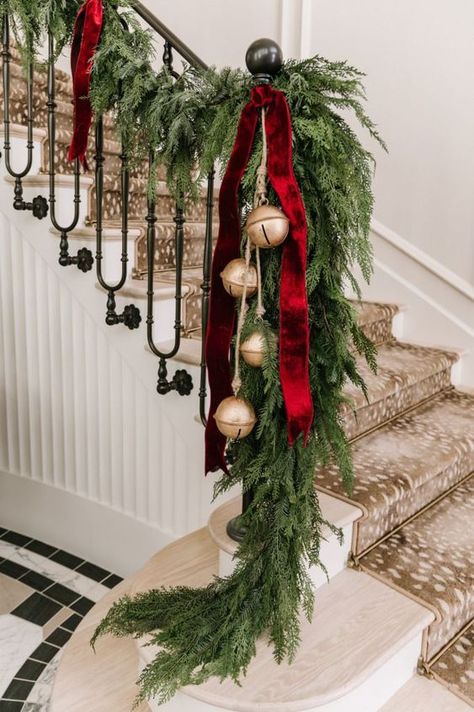 Family Christmas Dining Table, Traditional Christmas Garland Ideas, Birch Logs In Basket Christmas Decor, Christmas Harth Decorations, Traditional European Christmas Decorations, Vintage Christmas Staircase, Colonial Home Christmas Decor Outdoor, Brownstone Christmas Decor, Christmas Wreaths And Garland