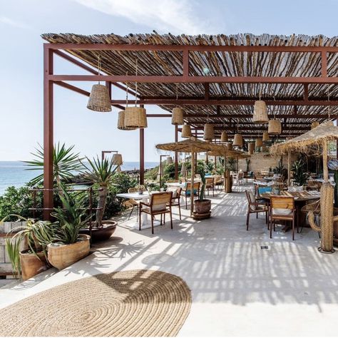 Boho Style Restaurant, Outdoor Beach Decor, Relaxed Boho Style, Outdoor Restaurant Patio, Strand Decor, Outdoor Restaurant Design, Bakery Design Interior, Terrace Restaurant, Coffee Shop Interior Design