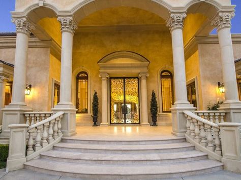 Traditional Front Door, Luxury Staircase, House Front Door Design, Mansion Exterior, Marble House, French Doors Exterior, Classic House Design, Modern Bungalow House, Gift Presentation