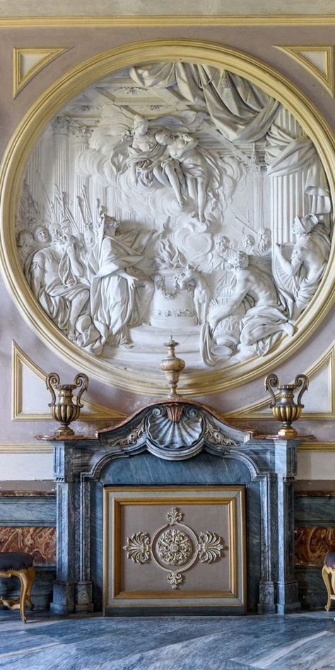 Castle Italy, Luxury Mansions Interior, Royal Castle, Roman Sculpture, Royal Castles, Baroque Architecture, Relief Sculpture, Mansion Interior, Italy Photo