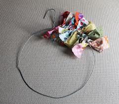 Diy Rag Wreath, Rag Wreaths, Diy With Kids, Scrap Fabric Crafts, Scrap Fabric Projects, Fabric Wreath, Rag Wreath, Scrap Fabric, Craft Club