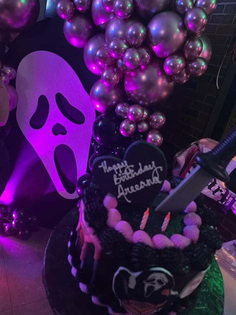 Horror Movie Bday Party, Pink Ghostface Birthday, Scream Sweet 16, Ghost Face Party Decorations, Ghost Face Themed Party, Scream Movie Birthday Party Ideas, Scream Bday Cake, Scream Birthday Cake Girl, Scream Movie Birthday Party Pink