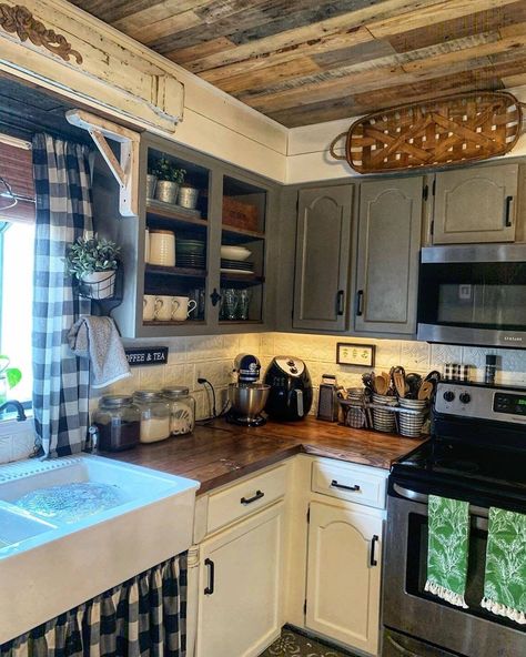 Rustic Kitchen Cabinets Farmhouse Style Vintage Open Shelves, Kitchen Living, Kitchen Projects, Updated Kitchen, Vintage Farmhouse, Rustic Kitchen, Farmhouse Kitchen, Outdoor Kitchen, Kitchen Inspirations