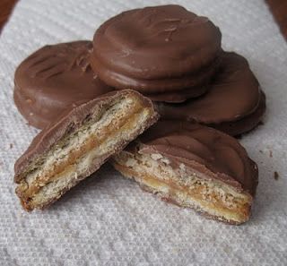 Tagalong cookie recipe Ritz Cookies, Tagalong Cookies, Smashed Peas, Peanut Butter Sandwich Cookies, Christmas Food Treats, Chocolate Covered Peanuts, Peanut Butter Sandwich, Sweet Cooking, Cookie Butter