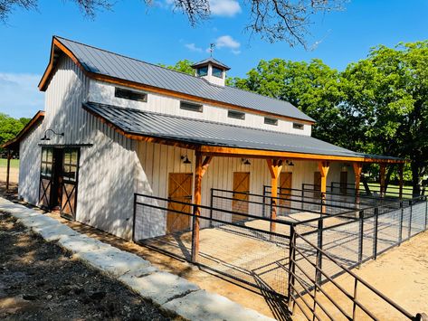 Horse Stall Aesthetic, Barndominium With Animals, Cow Corral Ideas, Cow Stable Ideas, Barn Floor Plans Livestock, Cute Horse Stables, Horse Barndominiums, Small Stables Design, Horse Barndominium Ideas