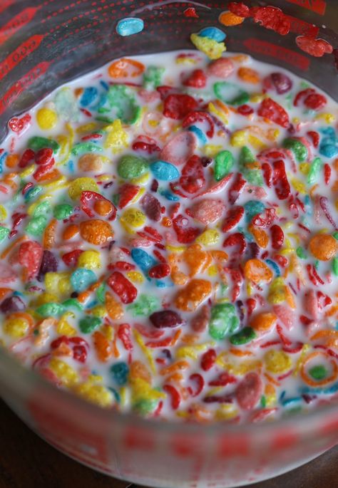 Cereal Milk Frosting is a fun way to make your cake extra special! Just soak your favorite cereal in some milk and mix it into buttercream to make a lightly sweetened frosting. So many possibilities! Milk Frosting, Oatmeal Biscuits, Milk Biscuits, Cake Techniques, Milk Dessert, Cereal Milk, Milk Cake, Delicious Donuts, Fruity Pebbles