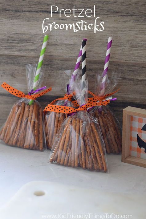 These easy-to-make Pretzel Broomstick Halloween Treats are such a fun idea for Halloween. A fun party treat and craft all in one. www.kidfriendlythingstodo.com Pretzel Broomstick Treats, Halloween Carnival Ideas, Halloween Classroom Treats, Turkey Chilli, Halloween Cooking, Halloween Pretzels, Halloween Snacks For Kids, Halloween School Treats, Halloween Class Party