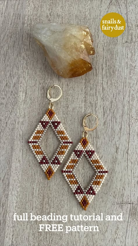 This diamond brick stitch earring tutorial is really fun to weave and the best part is that you can download a free pattern to follow along with. Beading Patterns Free Tutorials, Bead Earring Patterns, Bead Edging, Beaded Brick Stitch, Brick Stitch Pattern Earring, Brick Stitch Tutorial, Brick Stitch Earring, Seed Bead Patterns Free, Miyuki Beads Pattern