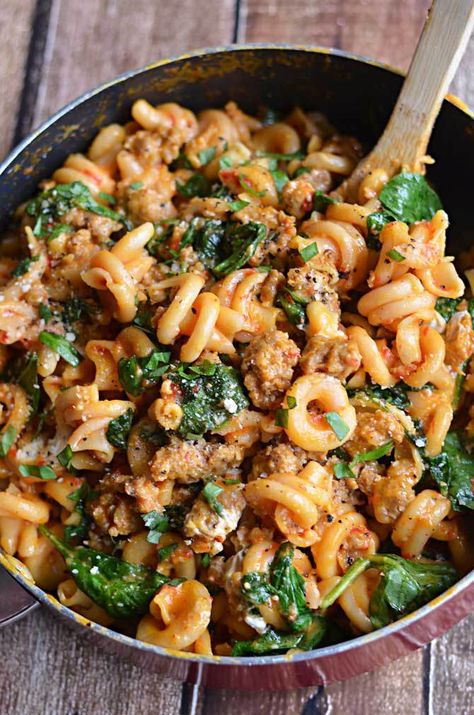 One Pot Roasted Red Pepper and Sausage Alfredo.  Roasted red peppers, Italian sausage, spinach, garlic, and goat cheese, all with only one pot to clean?  Count me in. | hostthetoast.com Spinach Sausage, Sausage Alfredo, Healthy One Pot Meals, Sommer Mad, Resep Pasta, Goat Cheese Pasta, Noodles Recipes, International Dishes, Roasted Red Pepper