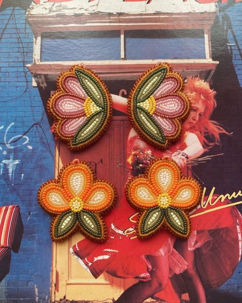 Farrah Lewis | the last bloom 🌸🌼🌺 •both sold 🖤• #beadwork #beadedearrings #floralbeadwork #beadedflorals #indigenous #indigenousart #indigenousbeadwork... | Instagram Indigenous Floral Designs, Beaded Earrings Native Beadwork, Métis Beadwork, Moccasin Patterns, Indigenous Beaded Earrings, Flower Beaded Earrings, Indigenous Crafts, Indigenous Beadwork, Indigenous Jewelry