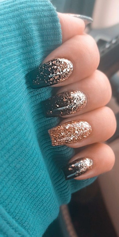 Get your fingertips ready for the most glamorous night of the year with these fabulous New Year’s nails that scream celebration! Gold Sparkle Nails, Glitter Nail Paint, Nye Nails, Vegas Nails, Gold Acrylic Nails, Silver Glitter Nails, New Years Eve Nails, Gold Nail Designs, Gold Glitter Nails