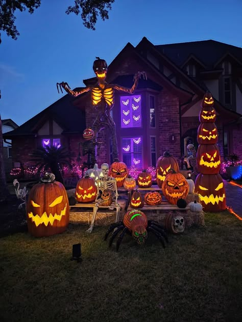 Halloween Decorated House, Halloween Comics, Celtic Festival, Fall House, Halloween Outside, Spooky Decorations, Casa Halloween, Halloween Wishes, Halloween Facts