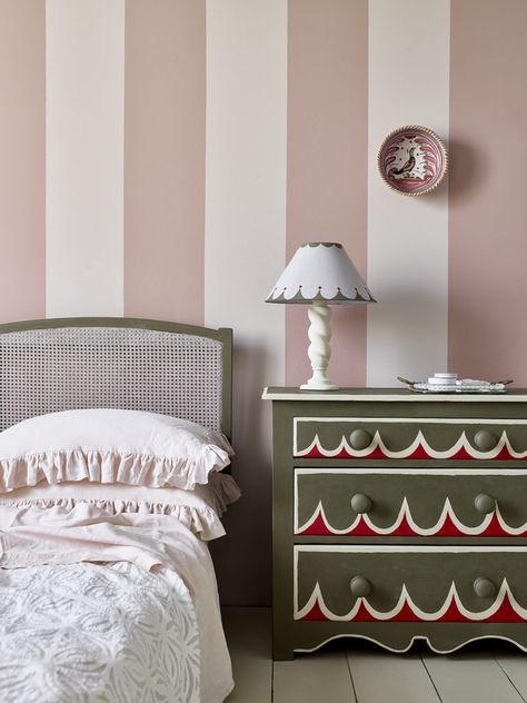 Pink Painted Walls, Striped Bedroom, Murs Roses, Stripe Wall, Paint Trends, Creative Wall Painting, Striped Walls, Christmas Room Decor, Paint Stripes