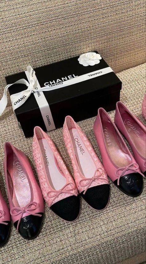 Chanel Ballerina, Designer Ballet Flats, Chanel Flats, Pink Chanel, Fancy Shoes, Girly Shoes, Shoe Inspo, Blair Waldorf, Pink Shoes