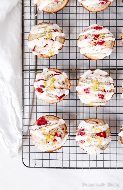 These Raspberry Lemon Poppyseed Muffins are the perfect brunch recipe for spring & summer. Summer Cookie Recipes, Lemon Muffin Recipes, Poppyseed Muffins, Recipe Healthy Dinner, Muffins For Breakfast, Spring Breakfast, Lemon Poppy Seed Muffins, Seed Muffins, Raspberry Muffins