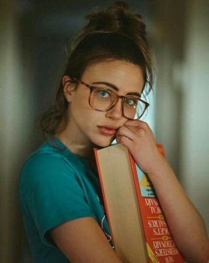 Charlotte Mckee, Nerd Aesthetic, Glasses Aesthetic, Very Important Person, Nerd Glasses, Girl With Glasses, Sorority Girl, Cute Glasses, Nerdy Girl