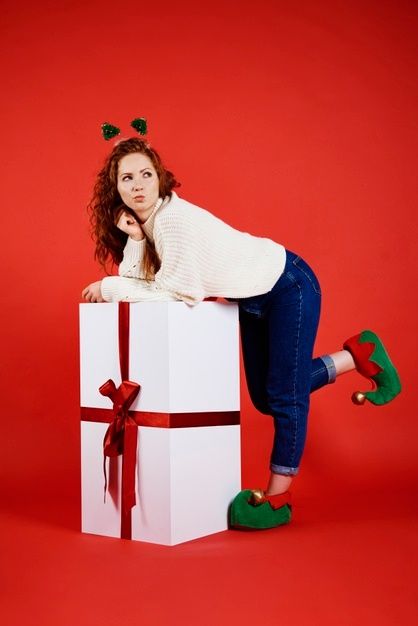 Christmas Scenery Photography, Hannukah Photo Shoot, Red Background Christmas Photoshoot, Modern Christmas Photos, Christmas Gift Photoshoot, Christmas Self Portrait Ideas, Fashion Christmas Photoshoot, Christmas Photoshoot Woman, Christmas Props For Pictures