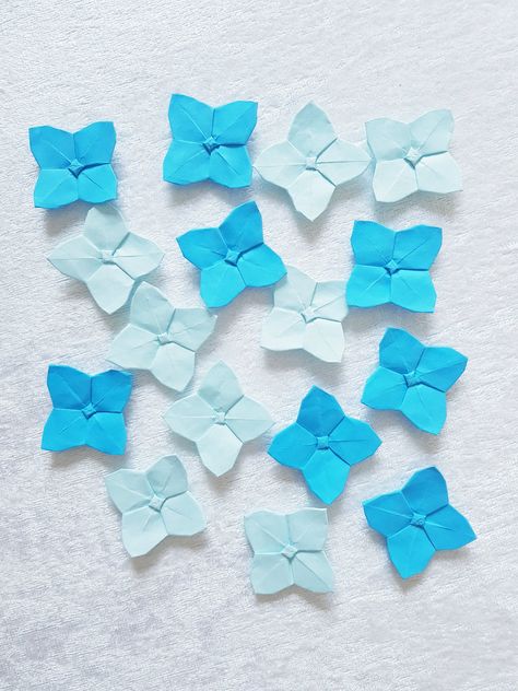 Origami Hydrangea Tutorial, Origami Vines, Origami Leaf Tutorial, Origami Bluebell, Paper Hydrangea Diy, Hydrangea Craft, Square Paper Origami, Origami Flowers Easy, Flower Origami Tutorial