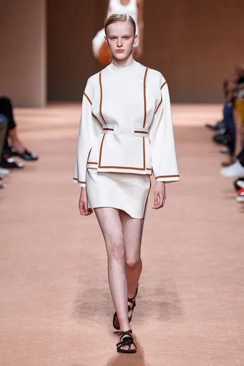 Hermès Spring 2020 Ready-to-Wear Collection | Vogue Cute Travel Outfits, Hermes Fashion, Runway 2020, Catwalk Fashion, 2020 Fashion, Fashion Show Collection, Fashion 2020, Vogue Paris, Runway Fashion