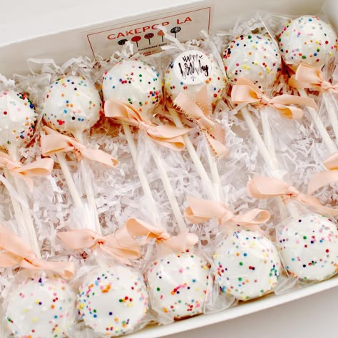 Cake Pops Wrapped, Cakepops Packaging Ideas, Cake Pop Set Up, Cake Pop Party Favors, Happy Birthday Cake Pops, Cake Pops Business, Cake Pop Wrapping Ideas, How To Package Cake Pops, Girly Cake Pops