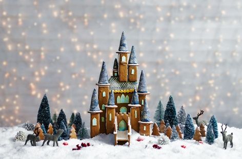 Make your Christmas extra special with this magical gingerbread fairytale castle! Find this creative Christmas recipe, & many more, at Tesco Real Food. _ Actual directions here. Gingerbread Castle, Gingerbread House Designs, Gingerbread House Kits, Christmas Gingerbread House, Gingerbread Houses, A Castle, Kwanzaa, Noel Christmas, Christmas Gingerbread