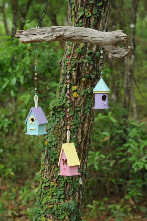 Bird House Hangers Ideas, Hanging Bird Houses, Birdhouse Decorations, Bird House Display Ideas, Birdhouse Display Ideas, Bird House Decor, Decorating Bird Houses Ideas, Bird Home Decor, Mini Birdhouse