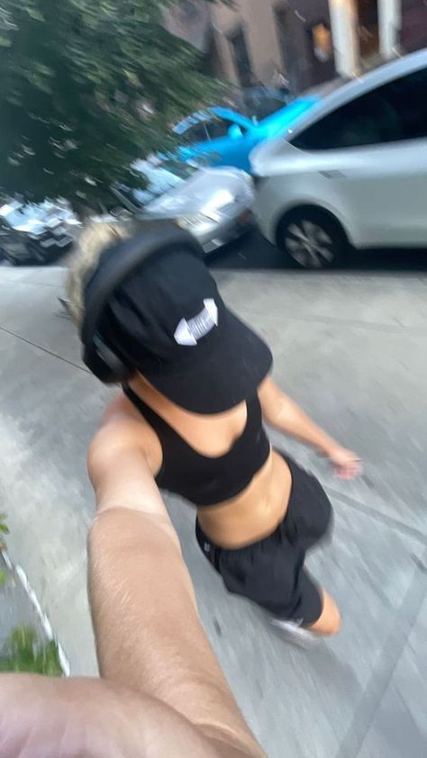 Running With Headphones Aesthetic, Working Out With Headphones, Girl Jogging Aesthetic, Jogging Outfit Running Aesthetic, Running Sport Aesthetic, Running With Headphones, Jogging Story Instagram, Fitness Ig Story, Gym Headphones Aesthetic