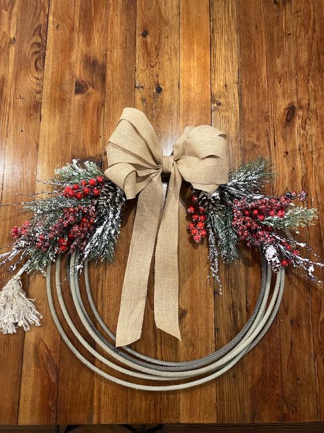 Lariat Rope Christmas Wreath, Lariat Rope Wreath Diy, Christmas Lasso Wreath, Rope Christmas Wreath, Lasso Christmas Wreath, Western Christmas Decorations Diy, Western Christmas Wreath, Christmas Rope Wreath, Farm Craft Ideas