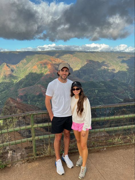 Couple Hiking Pictures, Curvy Athleisure Outfits, Hawaii Hiking Outfit, Cute Hiking Pictures, Work Athleisure, Athleisure Outfits For Work, Winter Athleisure Outfits, Athleisure Outfits Winter, Athleisure Outfits Spring