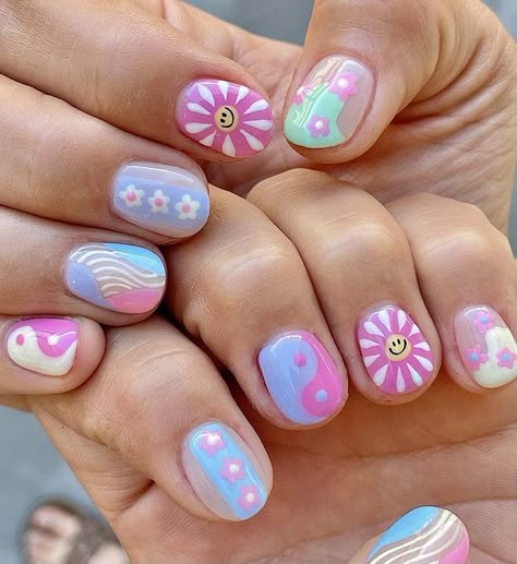 Fun Pattern Nails, Preppy Nail Ideas For Kids, Nails 2023 Colors, Retro Summer Nails, Spring Nails Tips, Summer Nails For Teens, Short Hippie Nails, Spring Nails 2023 Gel Almond, Flower Spring Nails